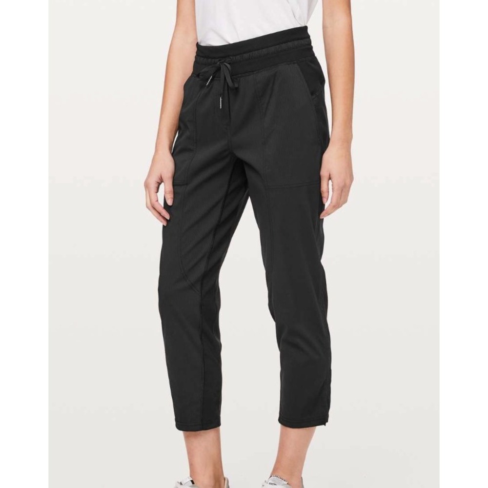 Lululemon‎ Dance Studio Crop Pants in Black sz 8